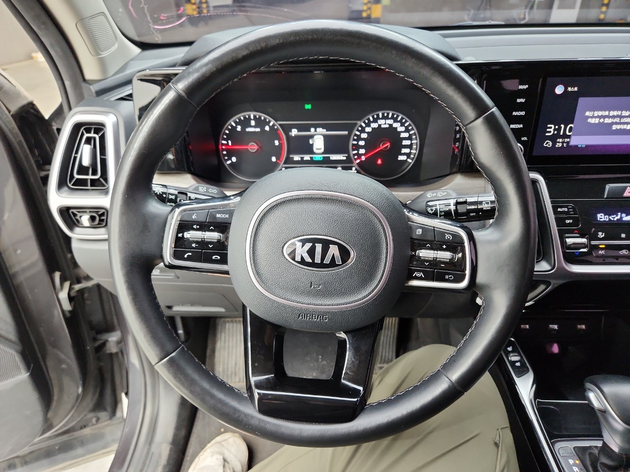 KIA SORENTO (MQ4) 2.2 cm3 4х2 Trendy DIESEL Прогнозна цена 22000€ №2203 9 KIA SORENTO (MQ4) 2.2 cm3 4х2 Trendy DIESEL Прогнозна цена 22000€ №2203